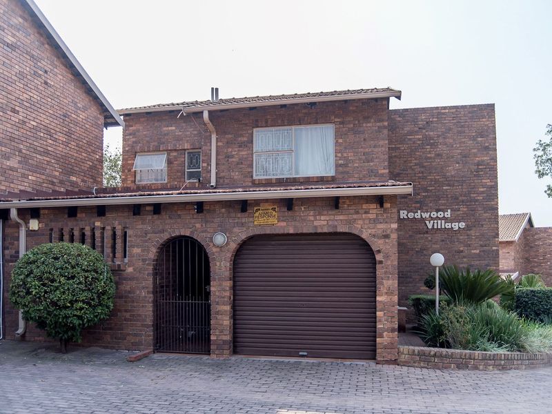 Spacious 4-Bedroom Duplex with Pool, Garden, and Flexible Living Spaces - Photo 3
