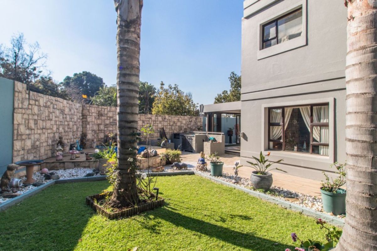 Stylish 3-Bedroom Cluster with Pool in Secure Estate - Photo 3