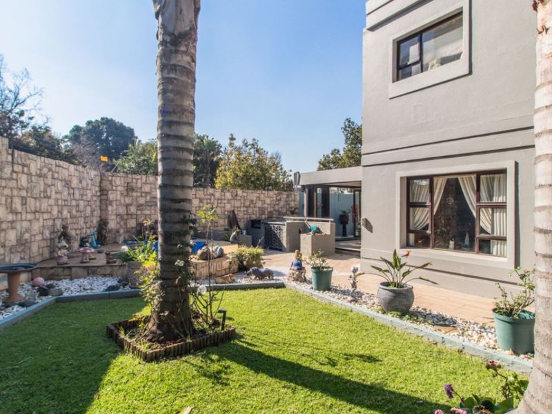 Stylish 3-Bedroom Cluster with Pool in Secure Estate - Photo 3