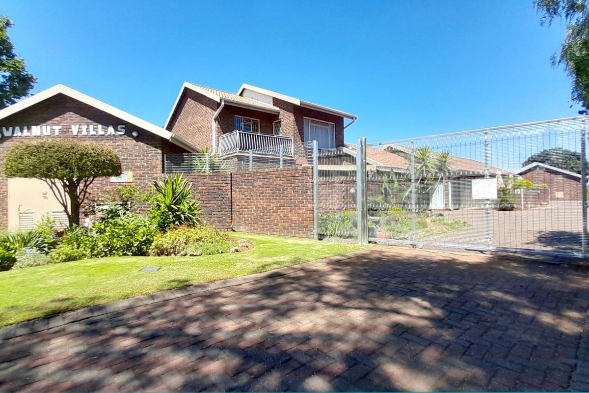 Immaculate duplex on a leafy street in Three Rivers. - Photo 3