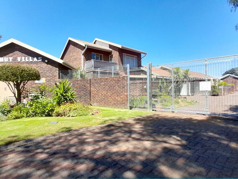 Immaculate duplex on a leafy street in Three Rivers. - Photo 3