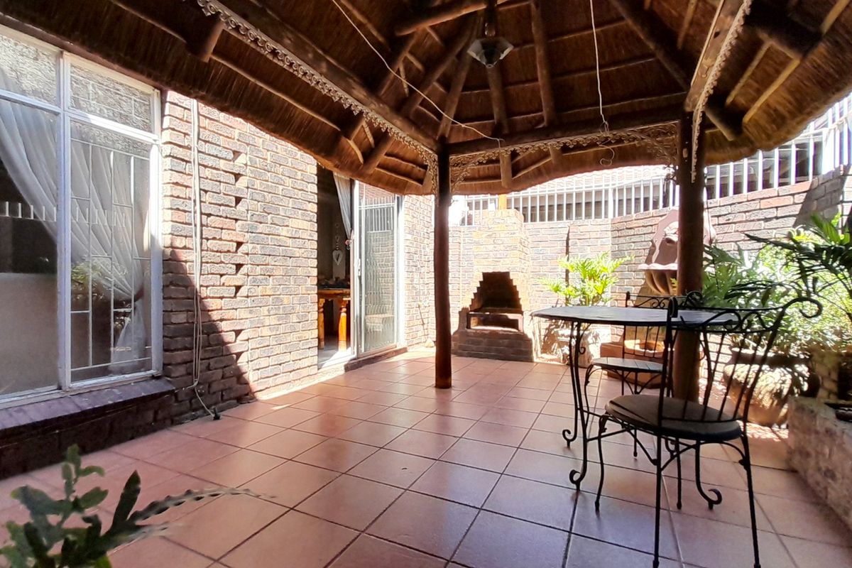 Immaculate duplex on a leafy street in Three Rivers. - Photo 2