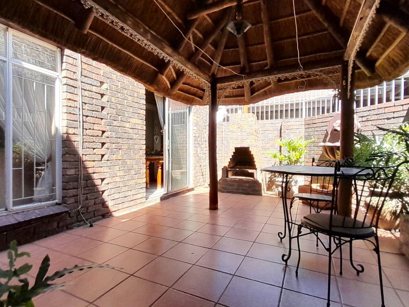 Immaculate duplex on a leafy street in Three Rivers. - Photo 2