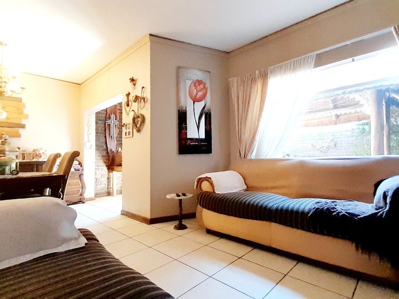 Immaculate duplex on a leafy street in Three Rivers. - Photo 9