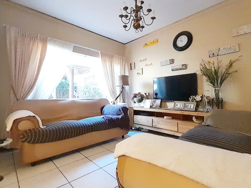 Immaculate duplex on a leafy street in Three Rivers. - Photo 8