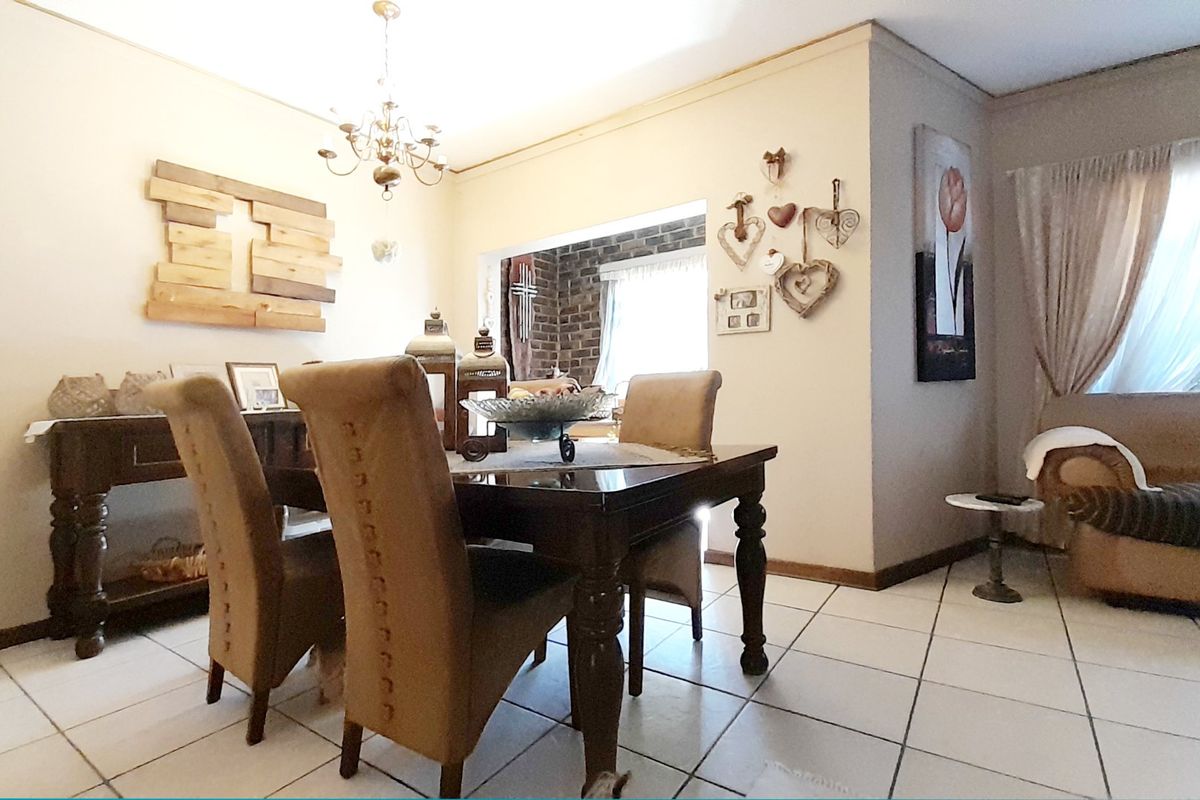 Immaculate duplex on a leafy street in Three Rivers. - Photo 4