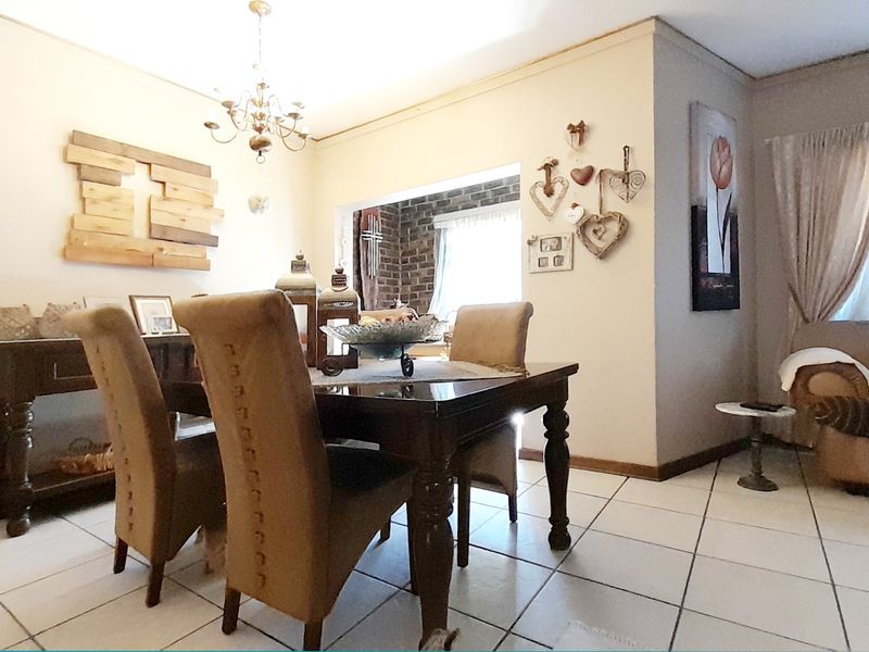 Immaculate duplex on a leafy street in Three Rivers. - Photo 4