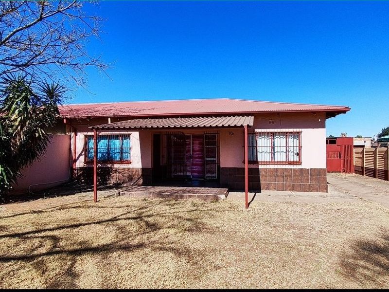 2 Bedroom House in Vanderbijlpark - Photo 3