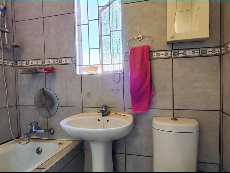 2 Bedroom House in Vanderbijlpark - Photo 10