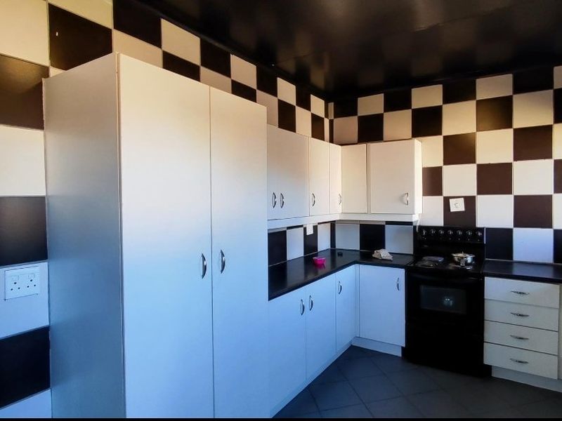 2 Bedroom House in Vanderbijlpark - Photo 8