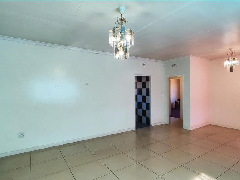2 Bedroom House in Vanderbijlpark - Photo 6