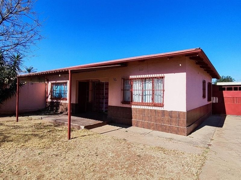 2 Bedroom House in Vanderbijlpark - Photo 4
