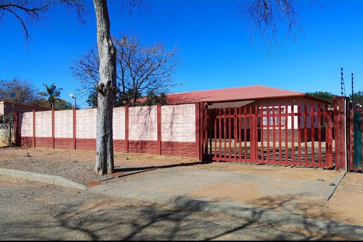 2 Bedroom House in Vanderbijlpark - Photo 2