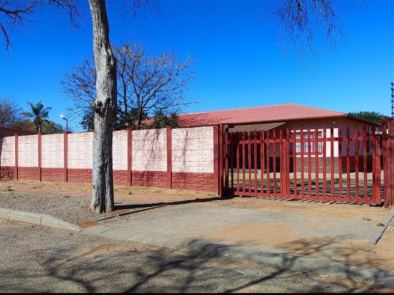 2 Bedroom House in Vanderbijlpark - Photo 2