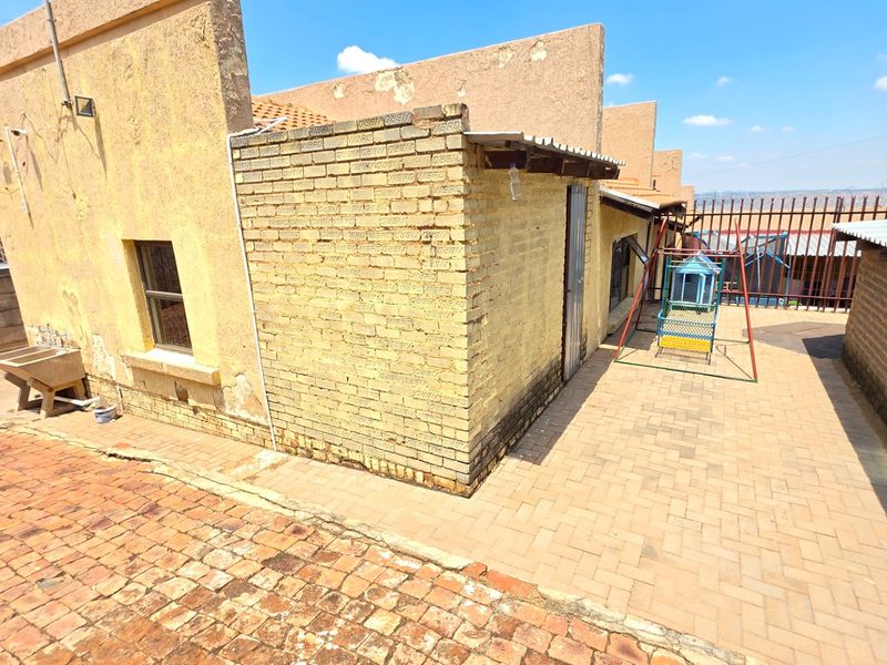 Sophisticated Modern Residence for Sale in Erasmia - Photo 6