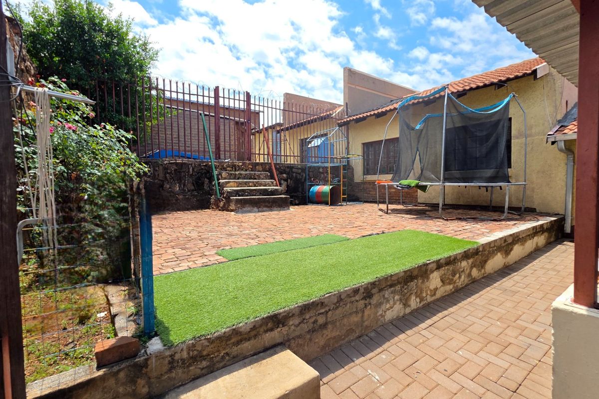 Sophisticated Modern Residence for Sale in Erasmia - Photo 3