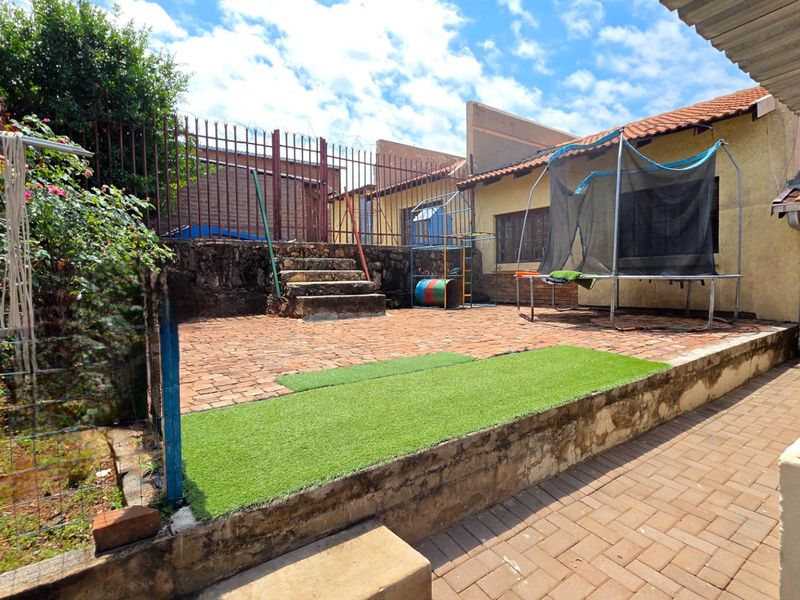 Sophisticated Modern Residence for Sale in Erasmia - Photo 3