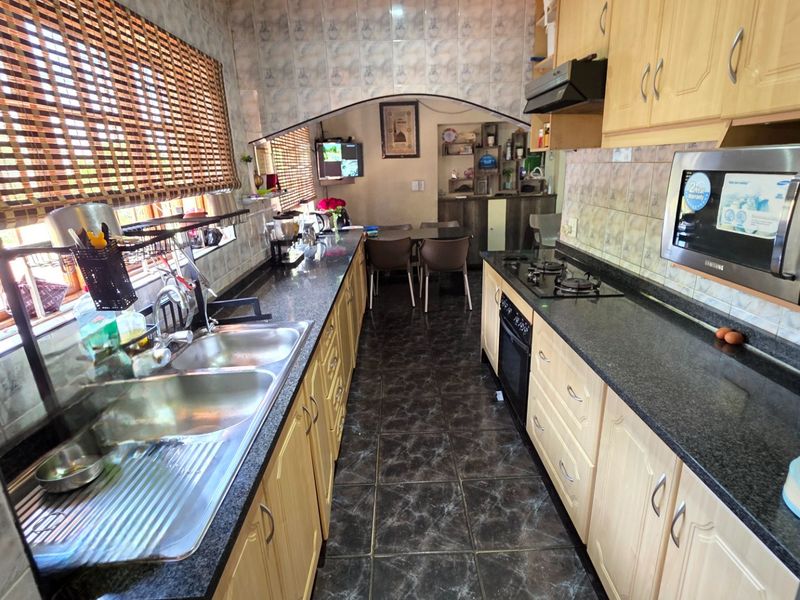 Sophisticated Modern Residence for Sale in Erasmia - Photo 10