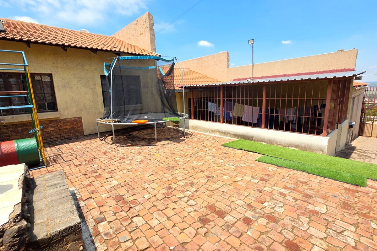 Sophisticated Modern Residence for Sale in Erasmia - Photo 2