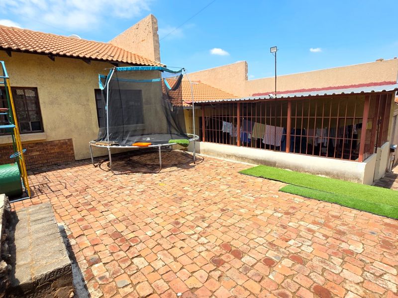 Sophisticated Modern Residence for Sale in Erasmia - Photo 2