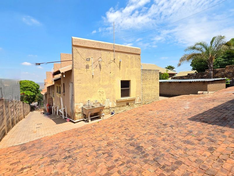 Sophisticated Modern Residence for Sale in Erasmia - Photo 4