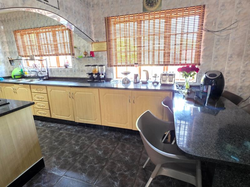 Sophisticated Modern Residence for Sale in Erasmia - Photo 9