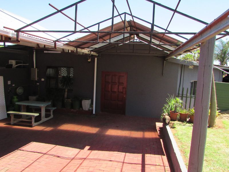 3 Bedroom Modern Home with Flat in White River Ext 3 - Photo 3