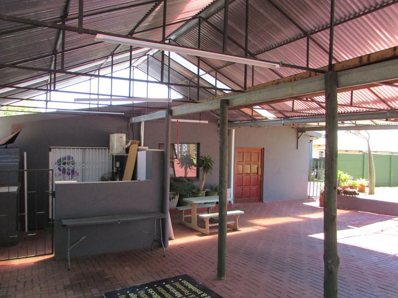 3 Bedroom Modern Home with Flat in White River Ext 3 - Photo 2