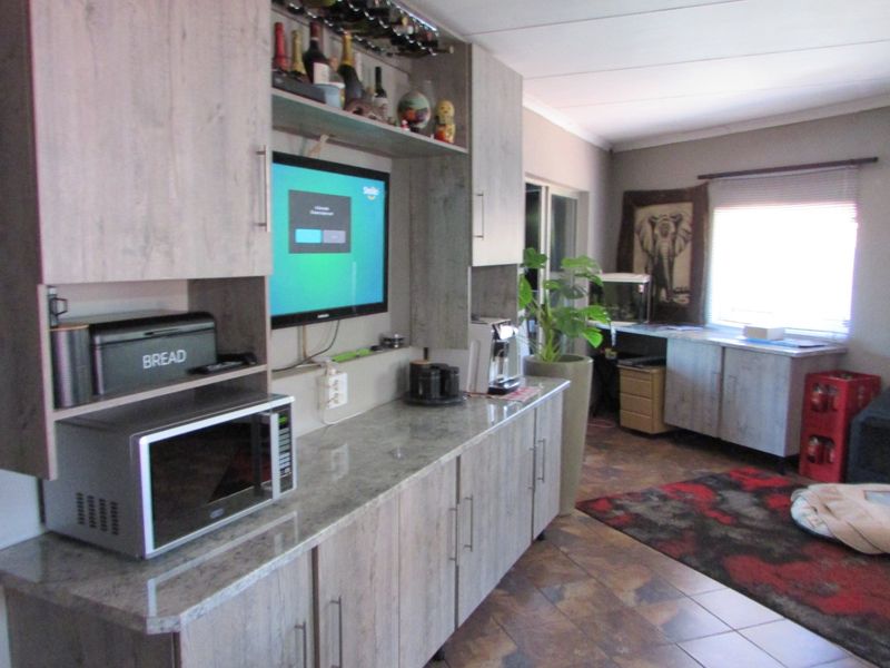 3 Bedroom Modern Home with Flat in White River Ext 3 - Photo 10