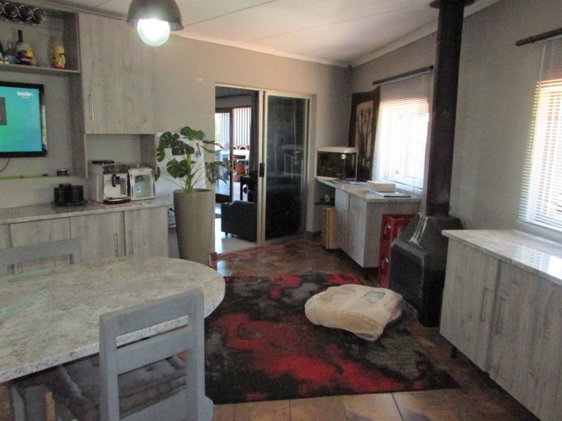 3 Bedroom Modern Home with Flat in White River Ext 3 - Photo 5