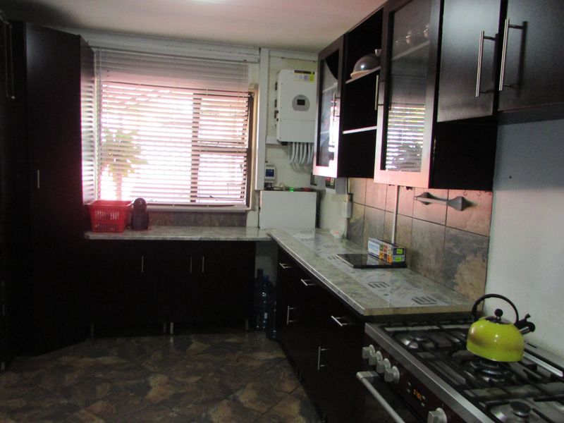 3 Bedroom Modern Home with Flat in White River Ext 3 - Photo 8