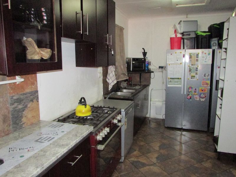 3 Bedroom Modern Home with Flat in White River Ext 3 - Photo 7