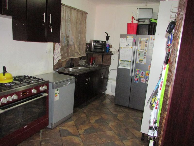 3 Bedroom Modern Home with Flat in White River Ext 3 - Photo 6