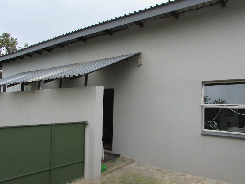 Versatile 6-Bedroom Home in Prime White River Location - Photo 3