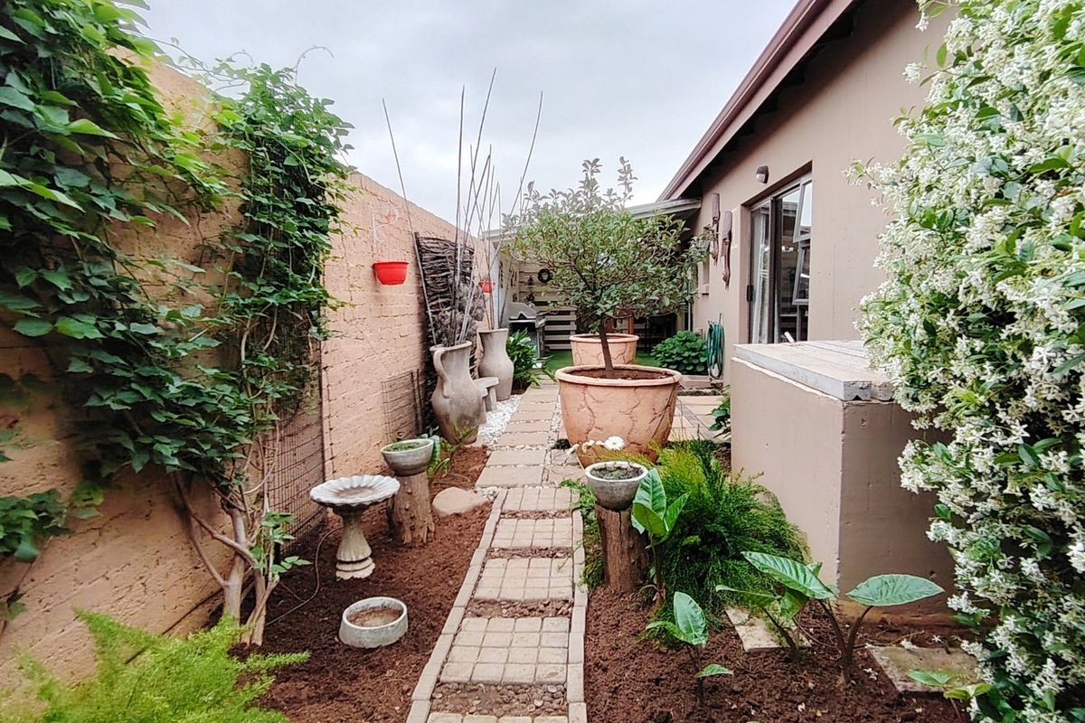 Modern, Neat Family Home in a Secure Estate  in Risiville. - Photo 5