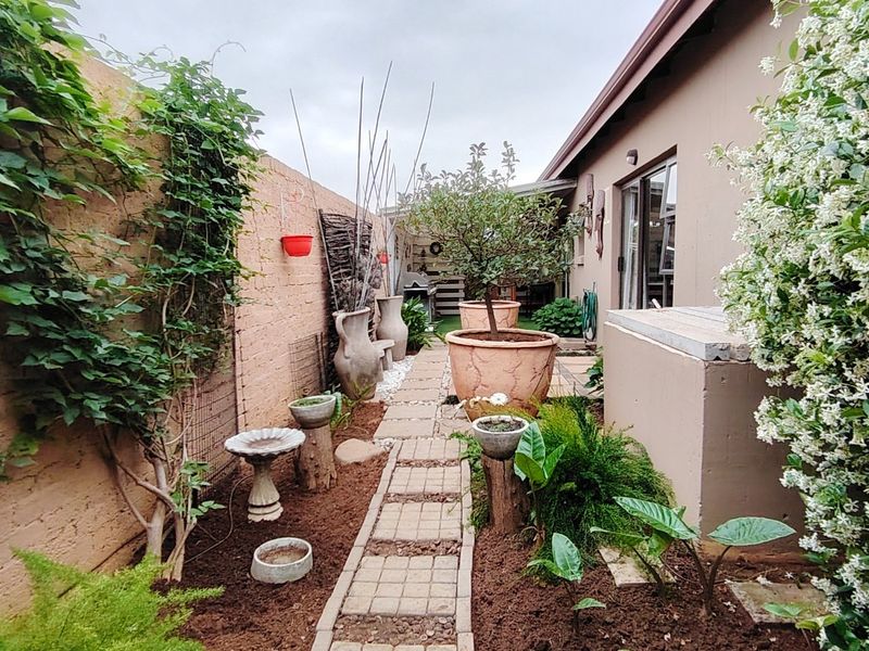 Modern, Neat Family Home in a Secure Estate  in Risiville. - Photo 5