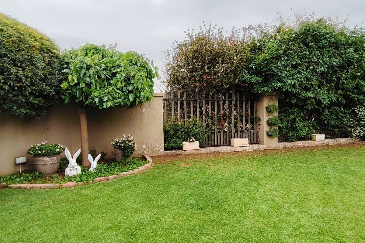 Modern, Neat Family Home in a Secure Estate  in Risiville. - Photo 3