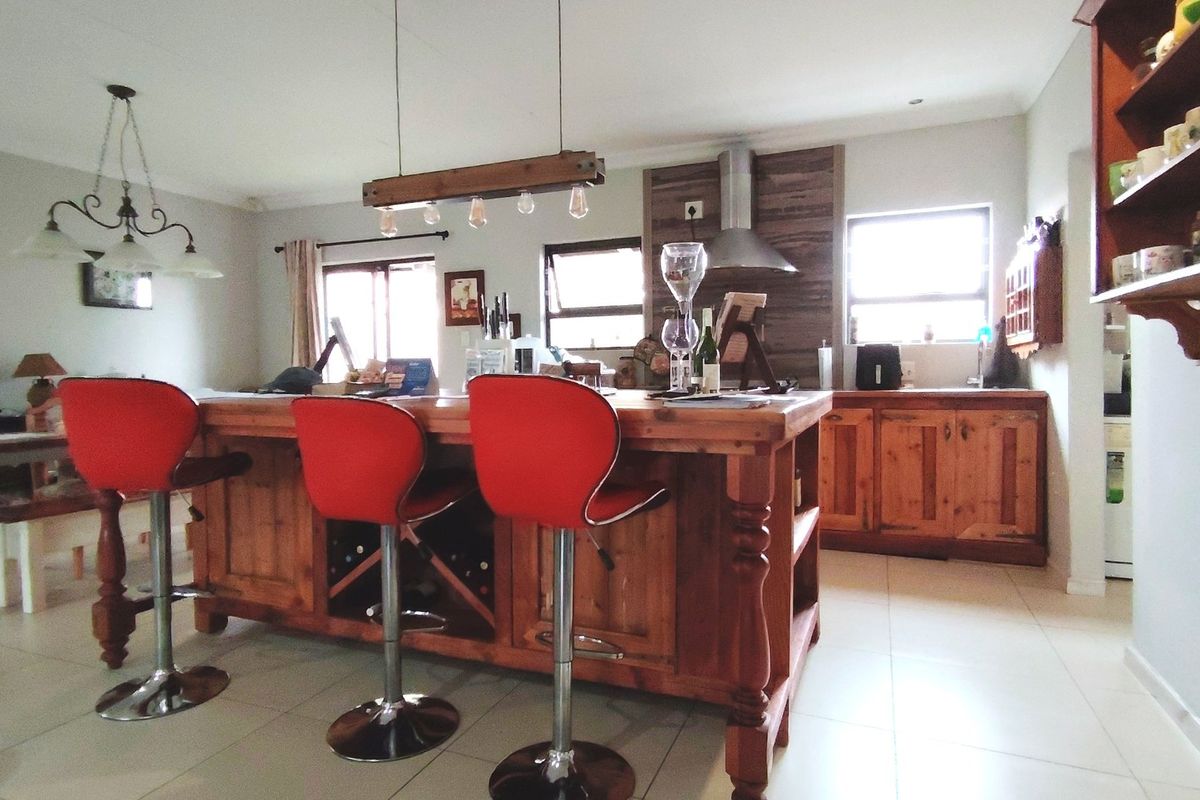 Modern, Neat Family Home in a Secure Estate  in Risiville. - Photo 2