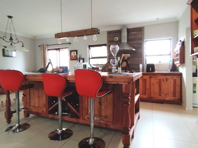 Modern, Neat Family Home in a Secure Estate  in Risiville. - Photo 2