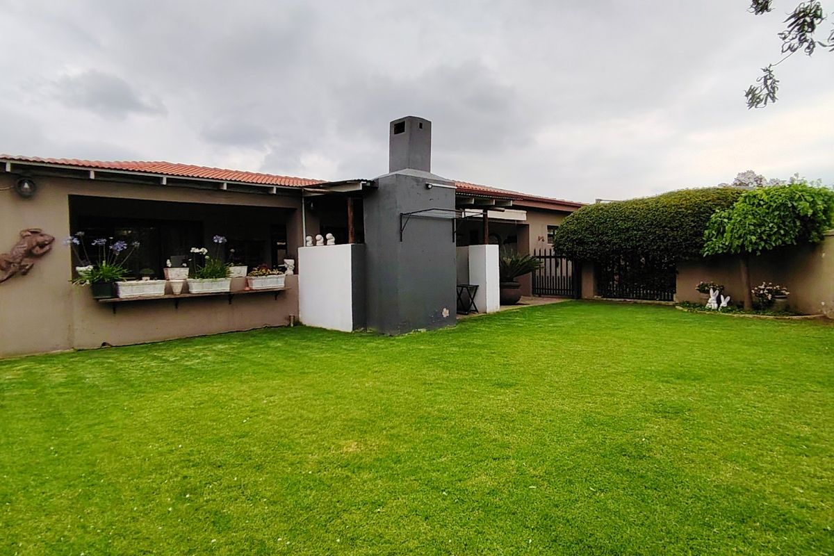 Modern, Neat Family Home in a Secure Estate  in Risiville. - Photo 4