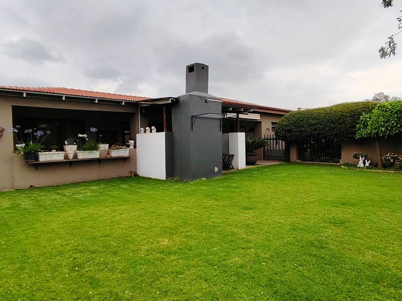 Modern, Neat Family Home in a Secure Estate  in Risiville. - Photo 4