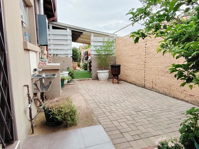 Modern, Neat Family Home in a Secure Estate  in Risiville. - Photo 10