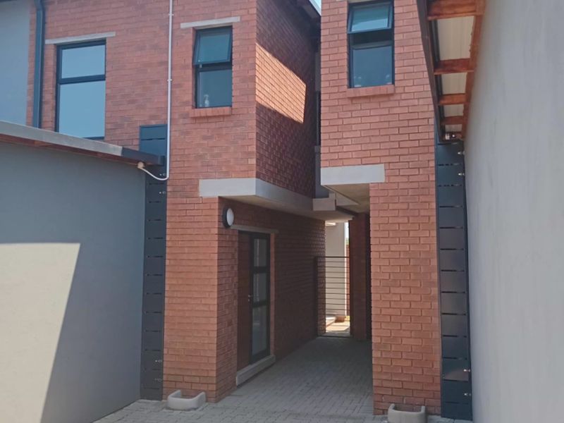 3 Bed House in Sinoville for Sale - Photo 3