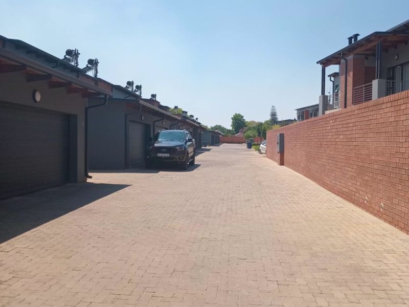 3 Bed House in Sinoville for Sale - Photo 2