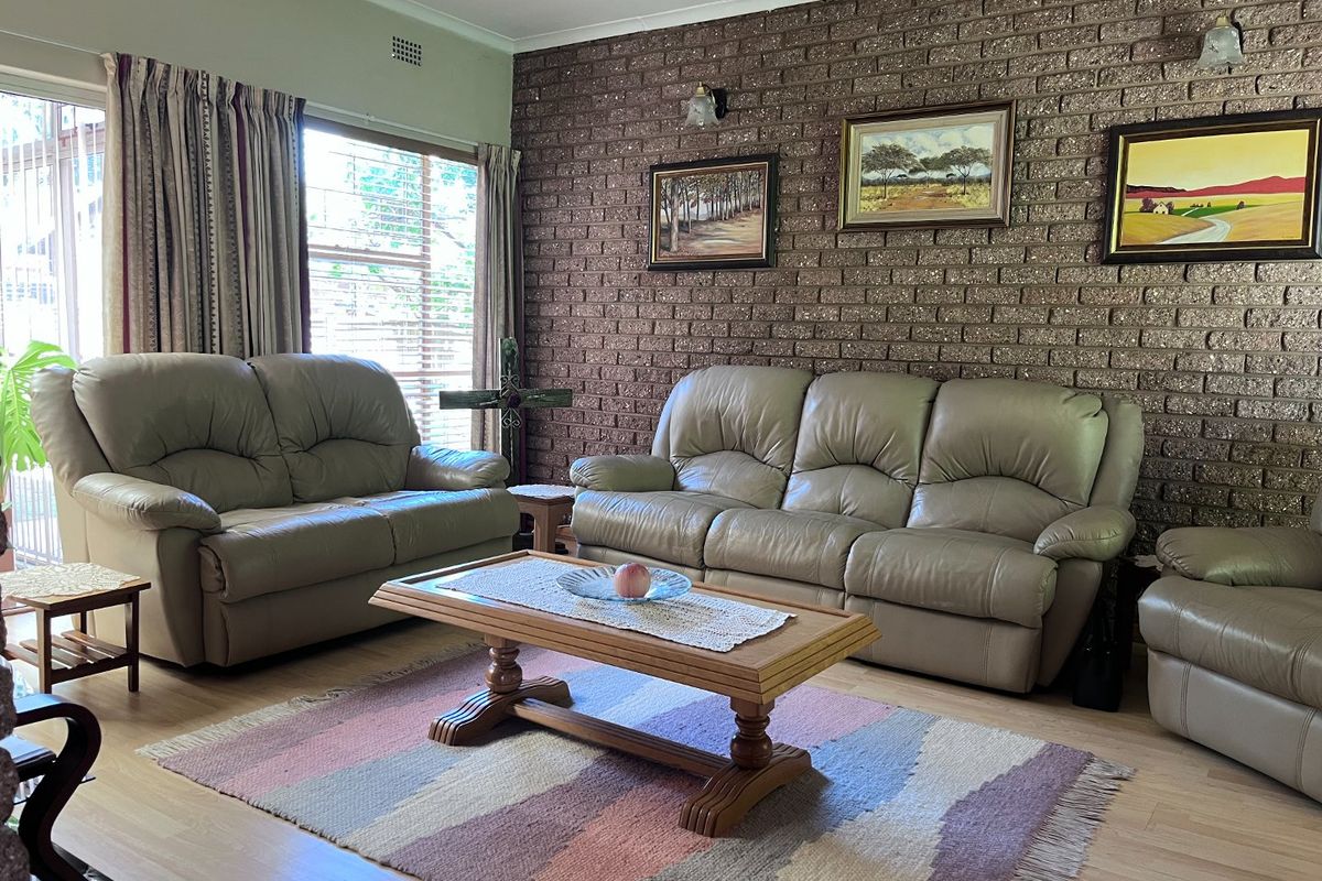 4 Bedroom House For Sale in Vanderbijlpark. - Photo 2