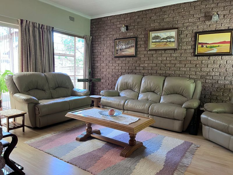 4 Bedroom House For Sale in Vanderbijlpark. - Photo 2