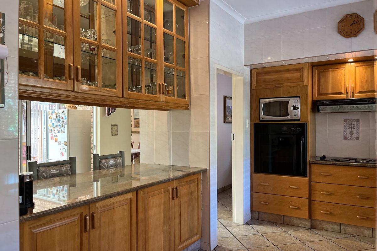 4 Bedroom House For Sale in Vanderbijlpark. - Photo 5