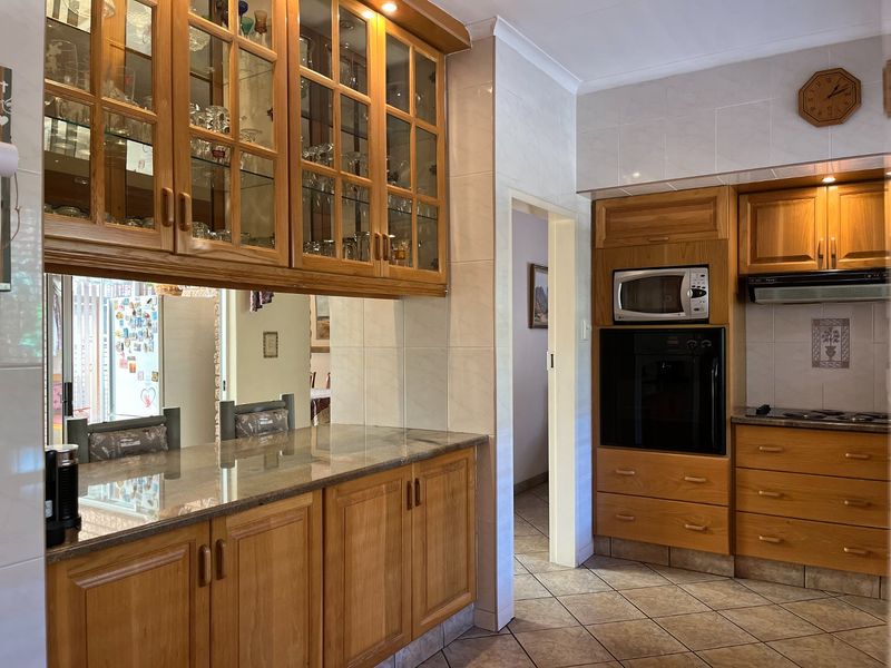 4 Bedroom House For Sale in Vanderbijlpark. - Photo 5