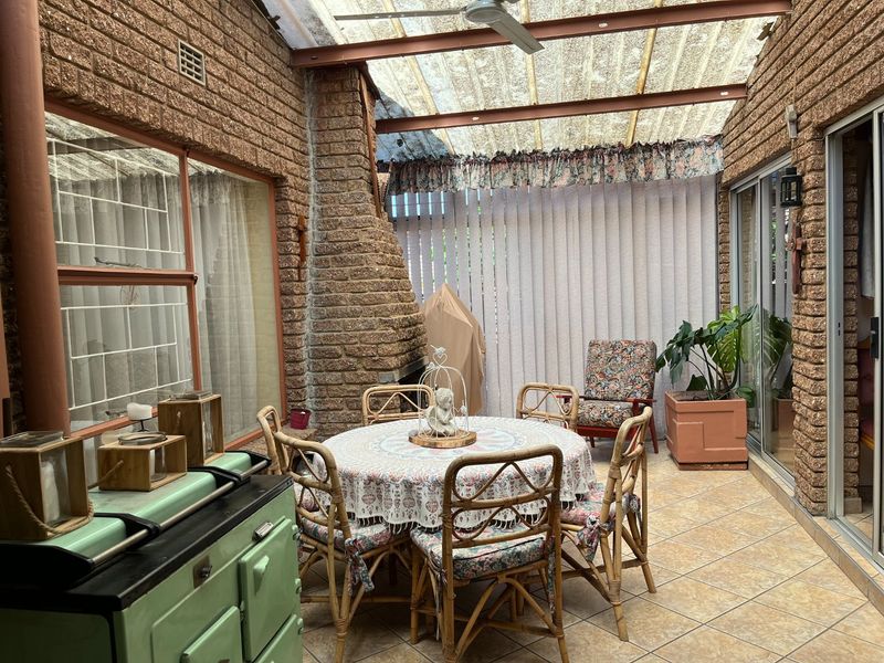 4 Bedroom House For Sale in Vanderbijlpark. - Photo 10