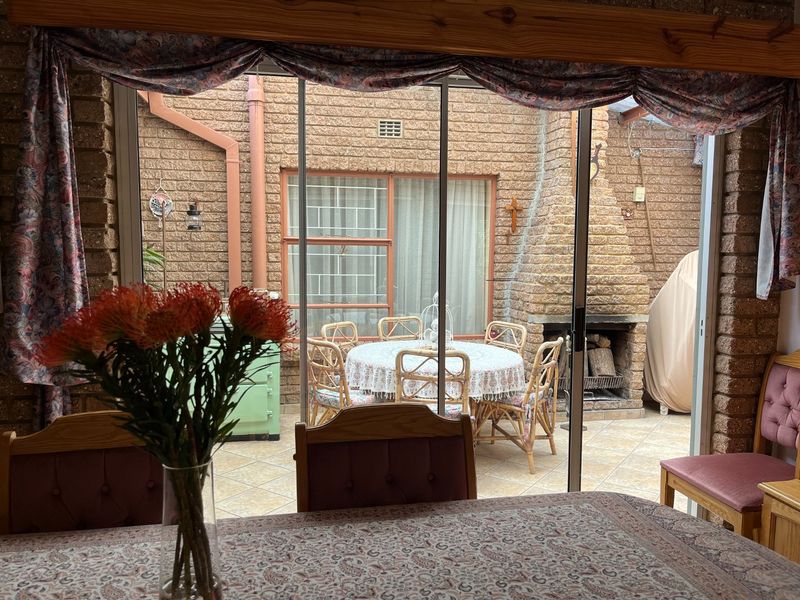4 Bedroom House For Sale in Vanderbijlpark. - Photo 9